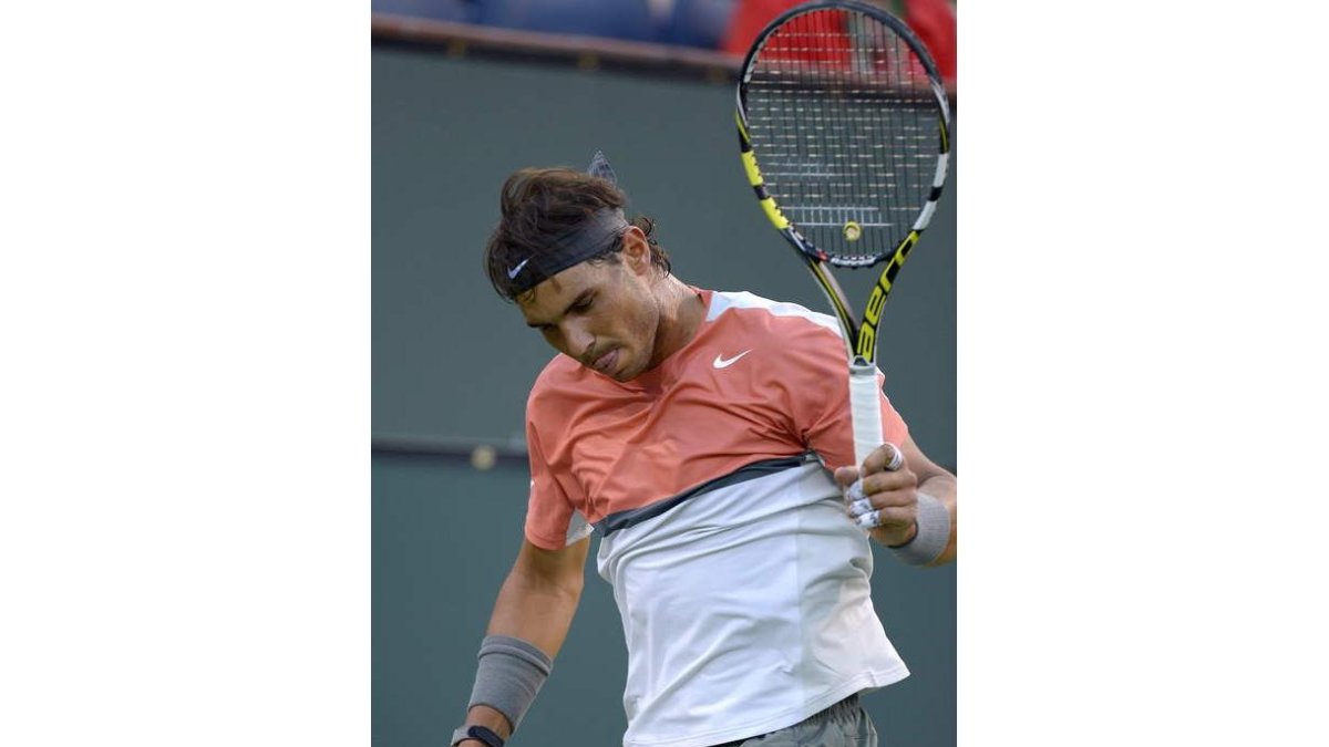 Nadal se lamenta de un golpe errado frente a Dolgopolov.