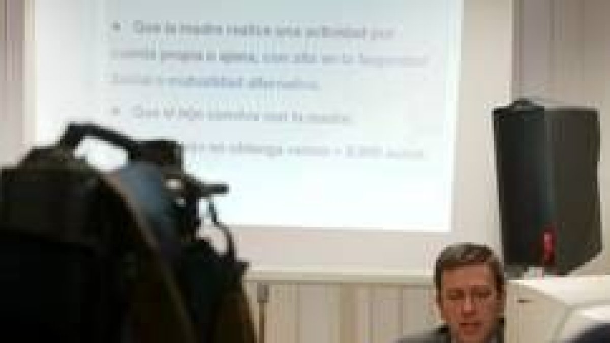 El delegado de la Agencia Tributaria en León, Javier Estrada, durante la presentación de la campaña