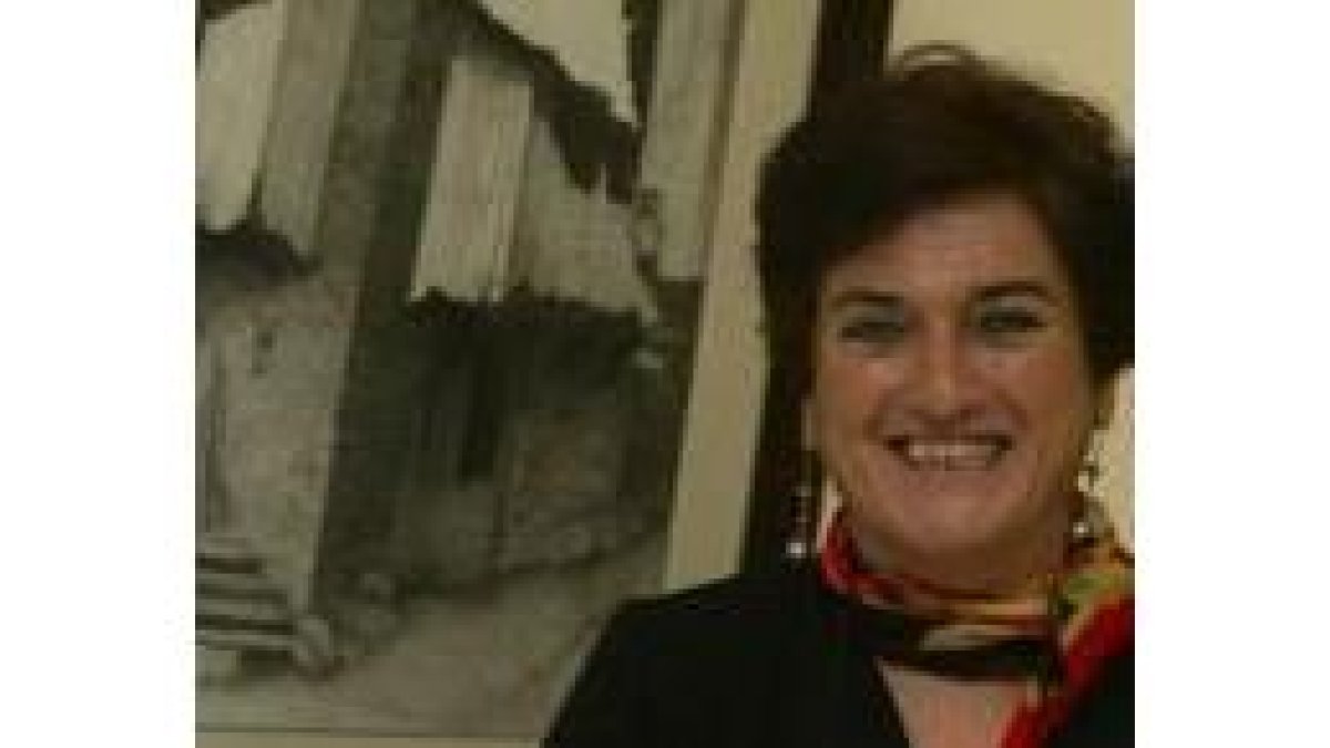 Pilar Ortega, ante una de las obras sobre arquitectura popular cabreiresa