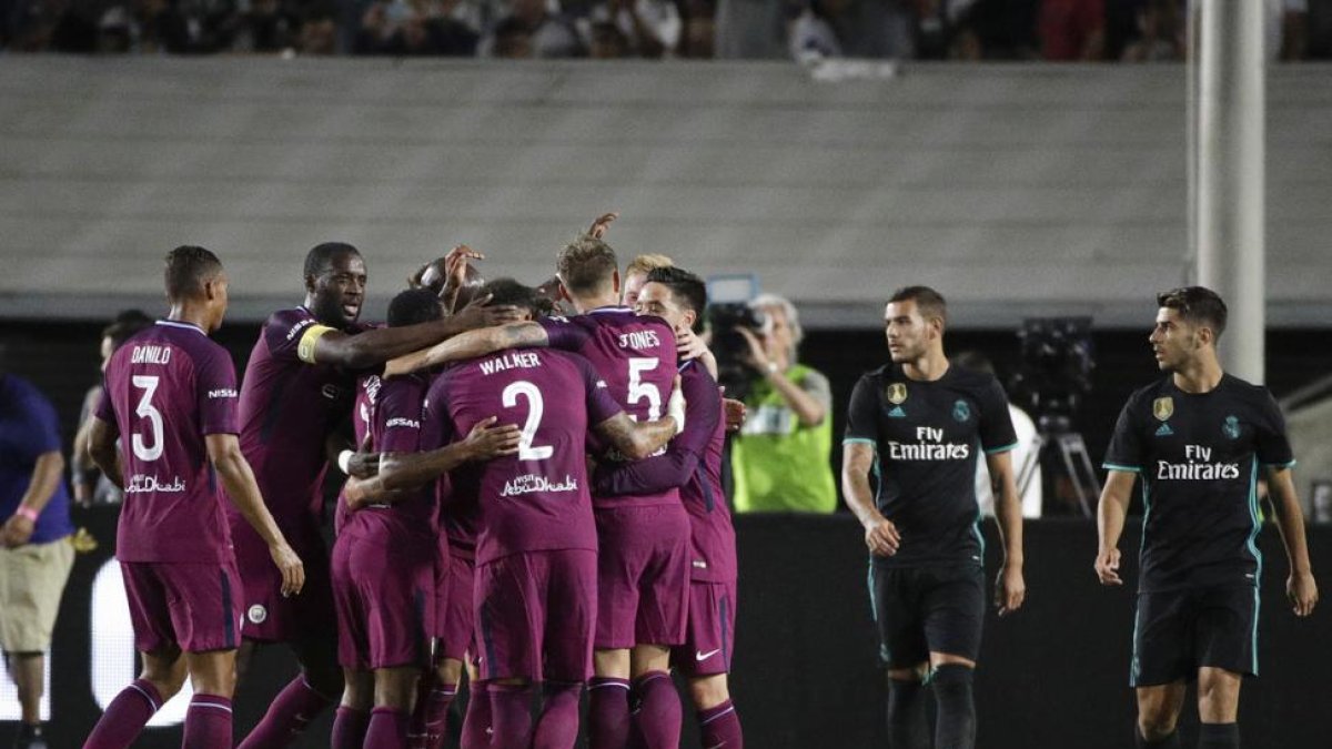 Los jugadores del City se abrazan ante los desafortunados futbolistas de Zidane.