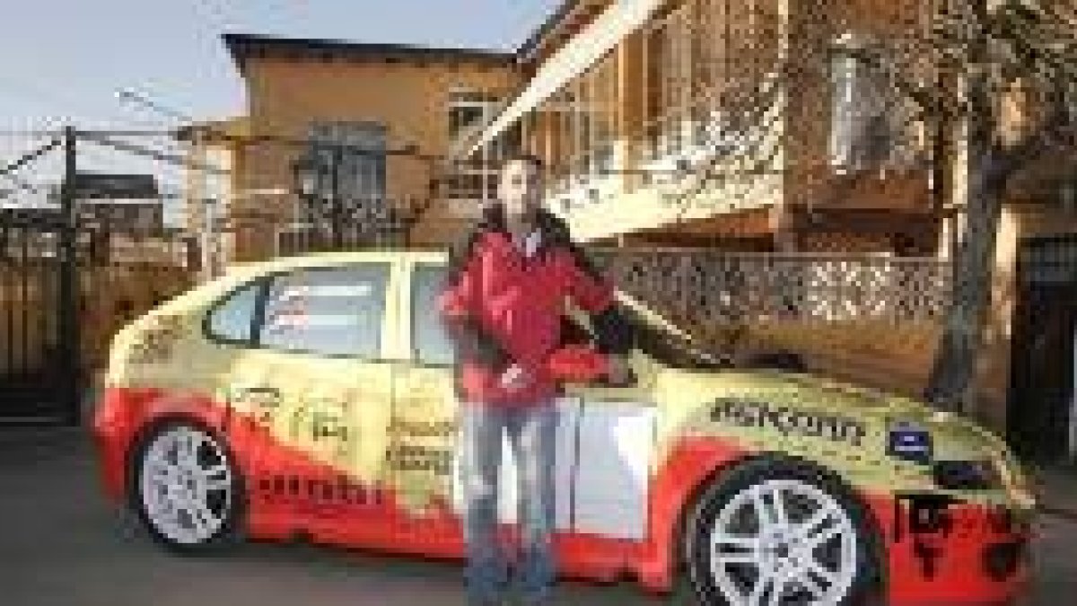 Conrado Fernández posa ante su nuevo coche