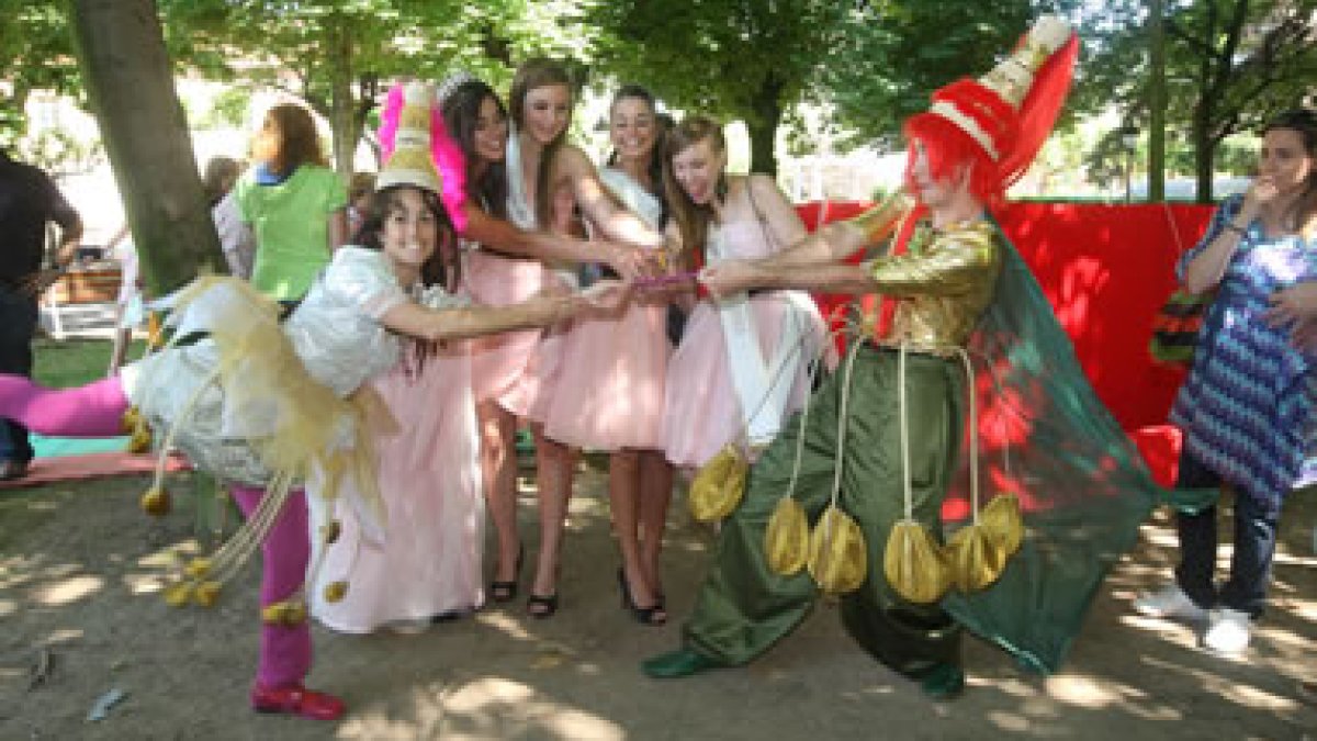 La reina y las damas de las fiestas juguetearon en la inauguración del bosque.