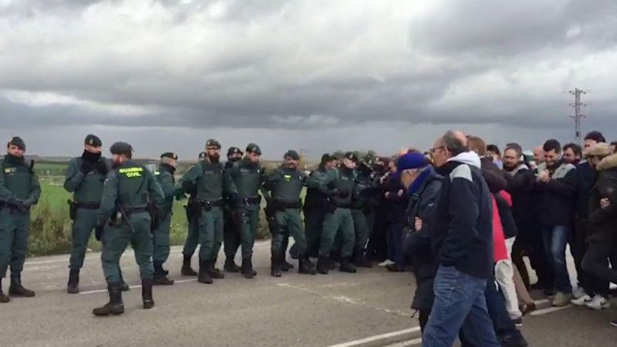 Forcejeos entre funcionarios de prisiones y la Guardia Civil en Valdemoro.