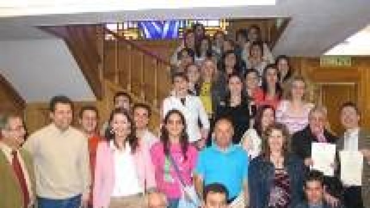 La concejala y el vicerrector posan con los alumnos en el ayuntamiento