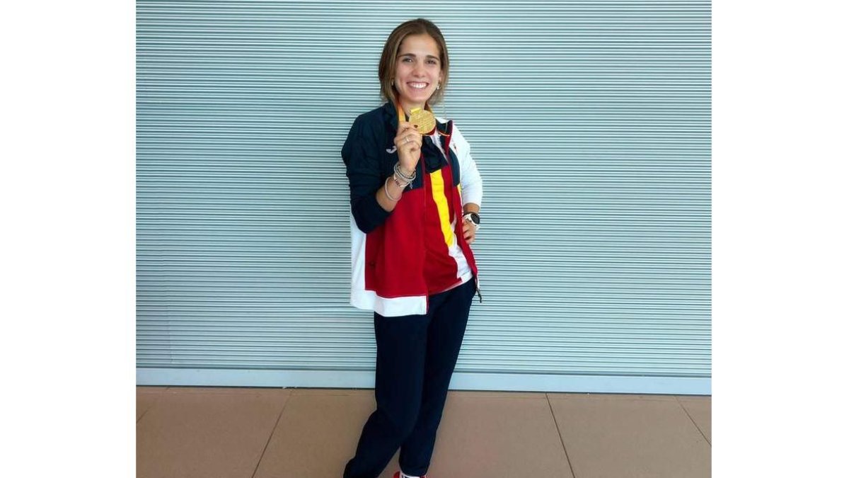 La atleta leonesa Marta García posa con la medalla de oro antes de partir a los Juegos Mediterráneos de Orán (Argelia). RODRIGO SUÁREZ