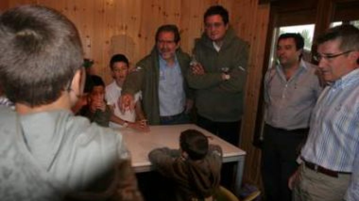 Óscar López, José Luis Ramón y Francisco Fernández, ayer con los niños de Aspaym.