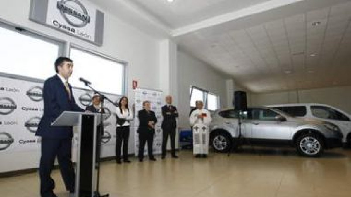 Autoridades y directivos de la empresa, en el acto de inauguración oficial.
