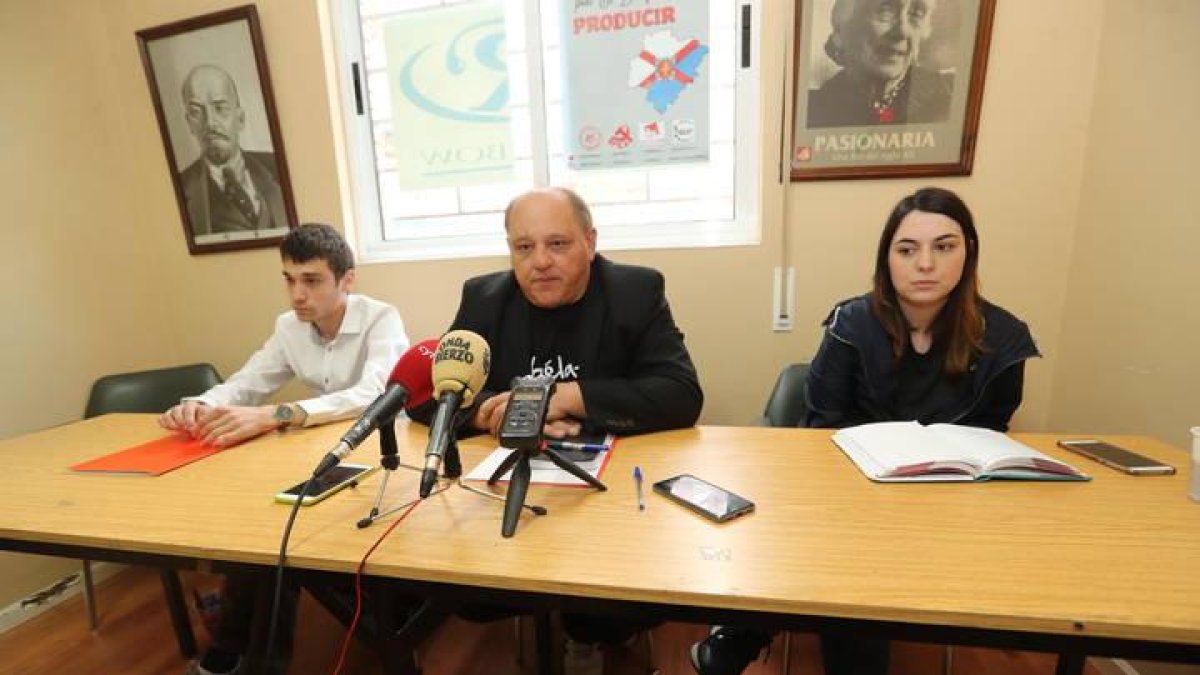 El portavoz en el Ayuntamiento y el Consejo Comarcal, Miguel Ángel Fernández, en el centro.
