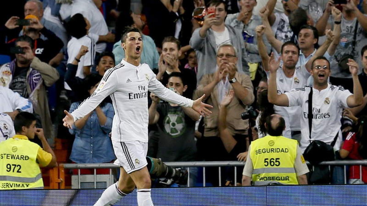 Cristiano Ronaldo celebra en el Bernabéu el segundo gol que le marcó el Madrid al Elche.