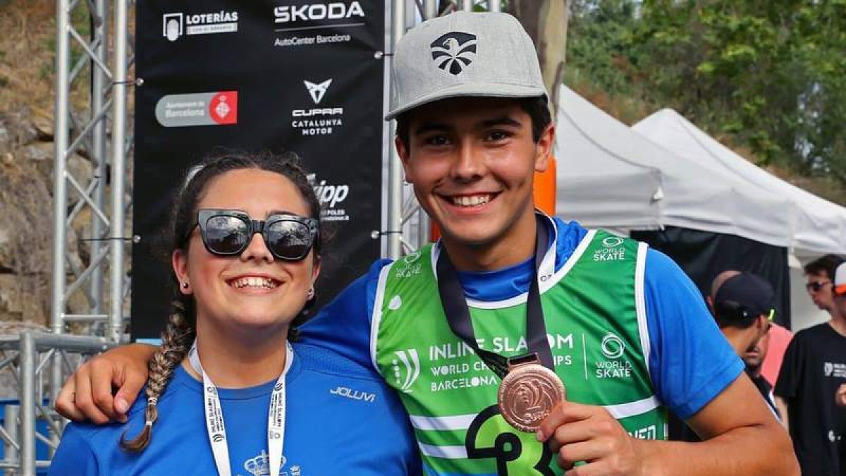 Claudia Arias junto a su hermano Marcos con la medalla. DL