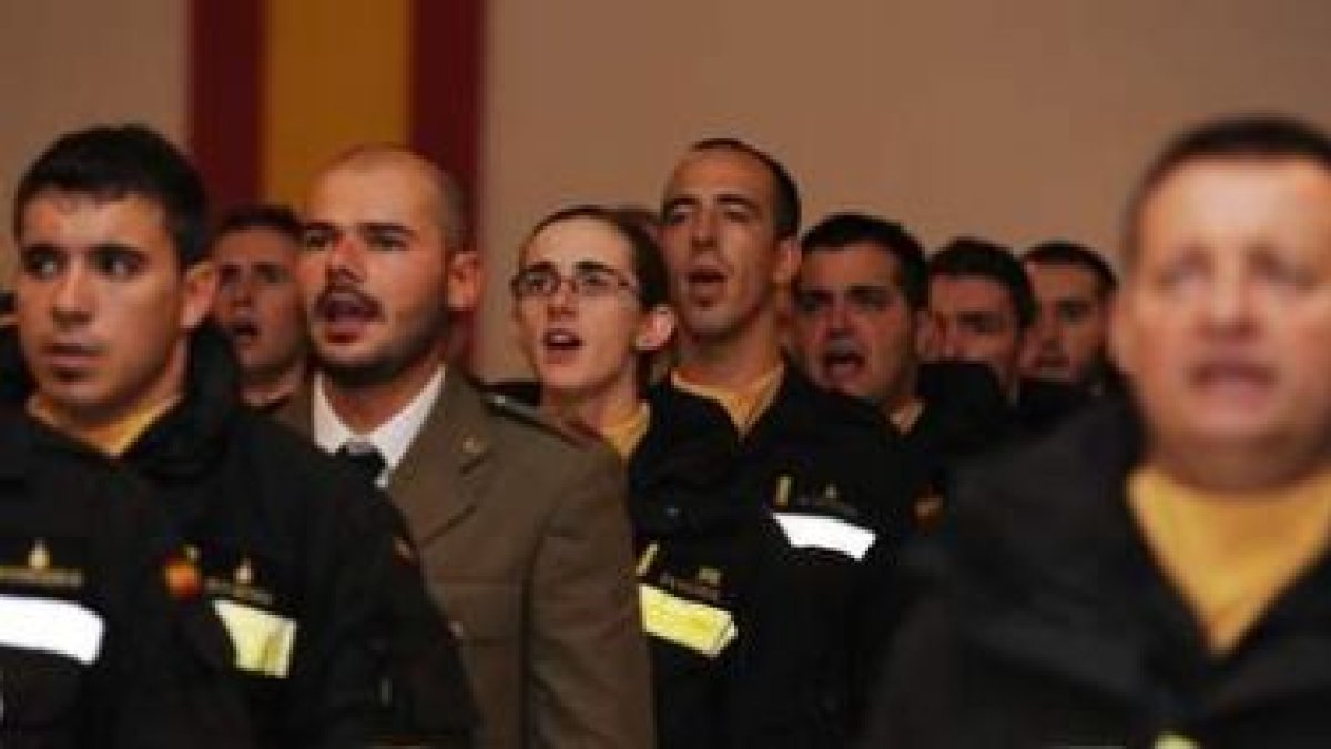 Los efectivos del batallón leonés entonaron el himno de la UME durante la celebración del acto.