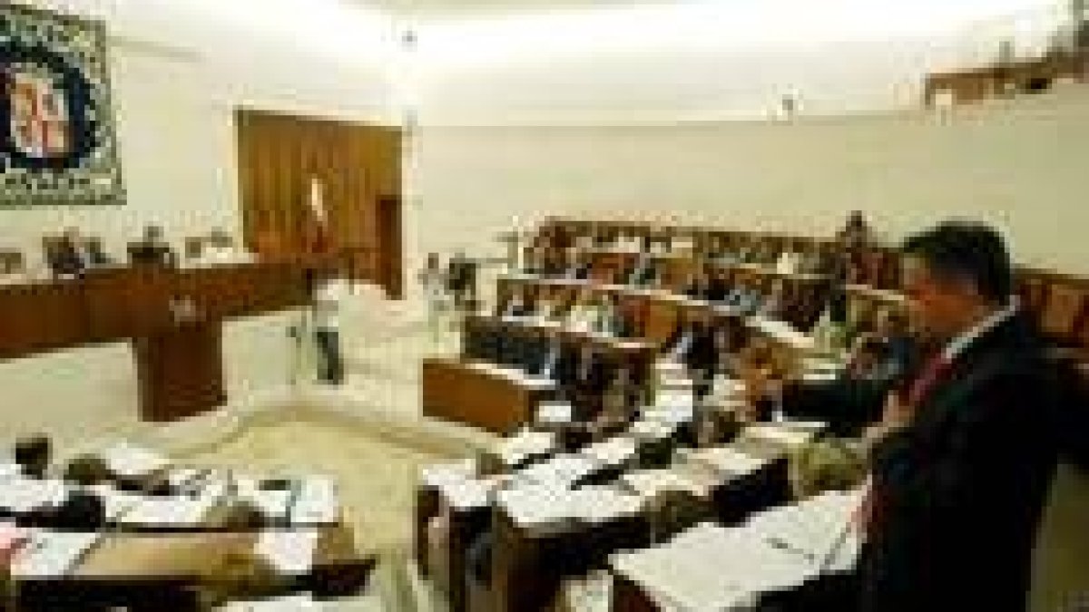 El procurador leonesista Joaquín Otero, durante su intervención ayer en el Pleno de las Cortes