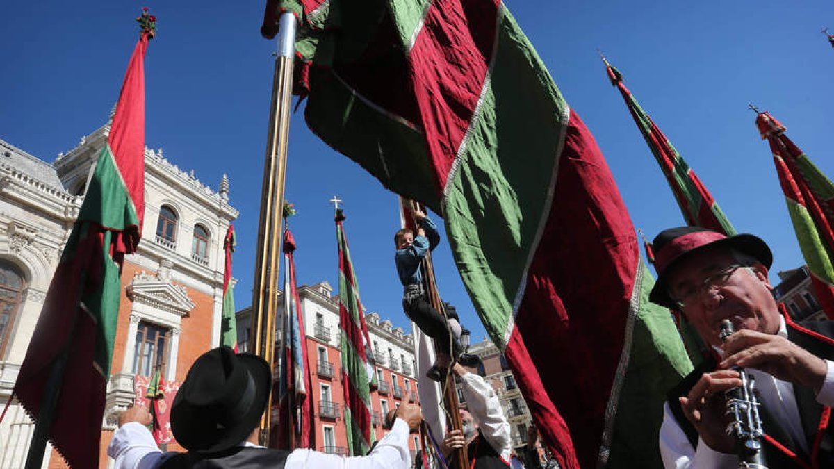 Pendones al viento en la parte final del acto celebrado ayer en la Plaza Mayor de Valladolid. JESÚS F. SALVADORES