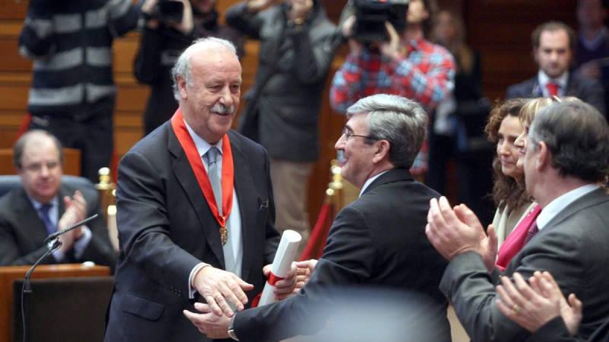 El vicepresidente de las Cortes, Fernando Rodríguez Porres, hace entrega de la Medalla de Oro a Vicente del Bosque.