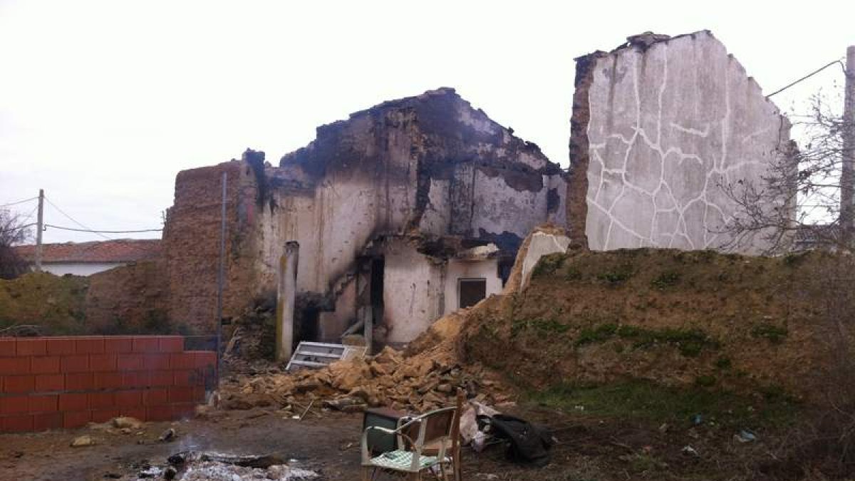 La casa, situada en una de las entradas de Toralino, era vieja y quedó totalmente calcinada.