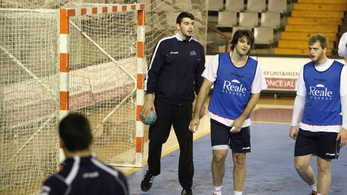 Los jugadores del Ademar, listos para el próximo derbi. pueden dejar al Valladolid en una situación muy comprometida.