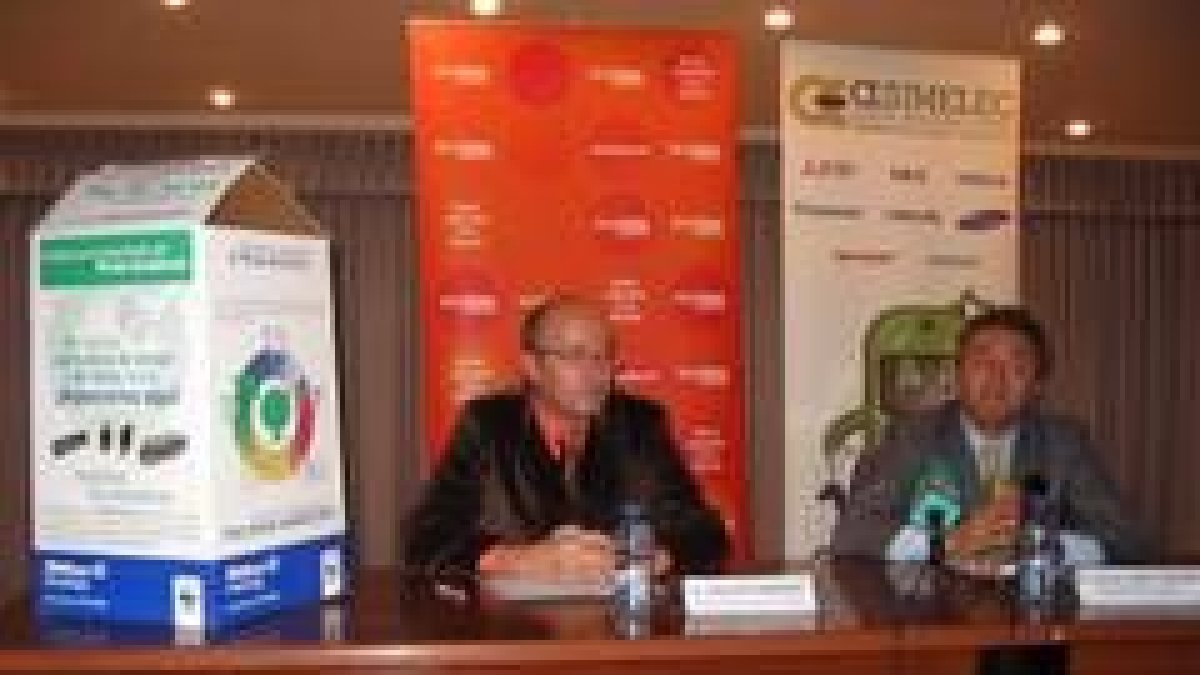 Óscar Paredes, de Eroski, y Julio Lema, de Asimelec, presentaron la campaña medioambiental