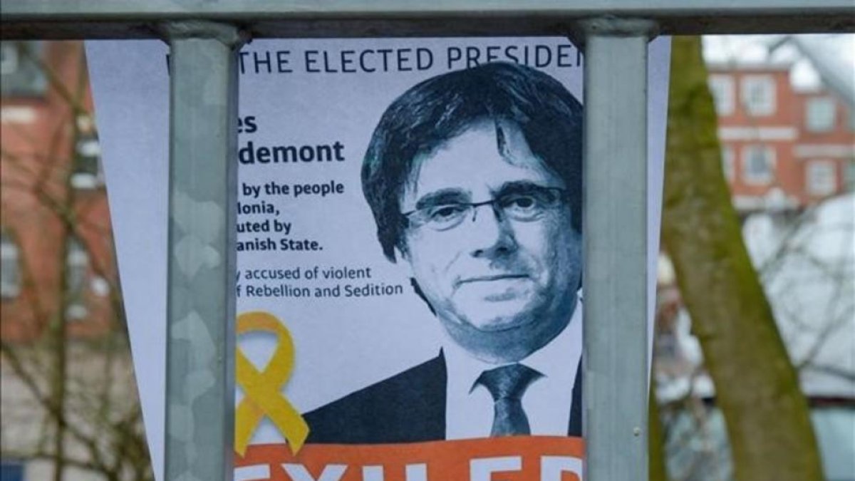 Cartel de apoyo a Carles Puigdemont en la entrada de la prisión de Neumünster