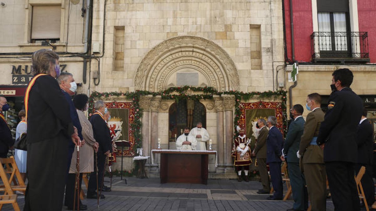 Homenaje de la corporación municipal en la capilla del Cristo de la Victoria. F. Otero Perandones.
