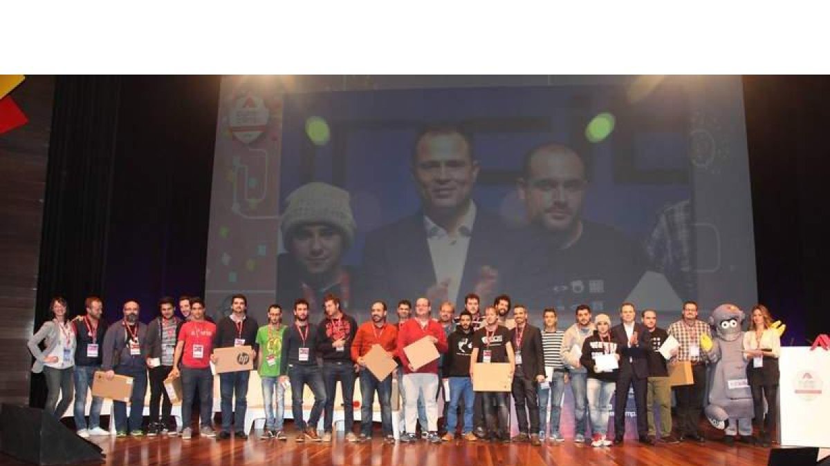 Foto de familia de los ganadores de premios y actividades. DL
