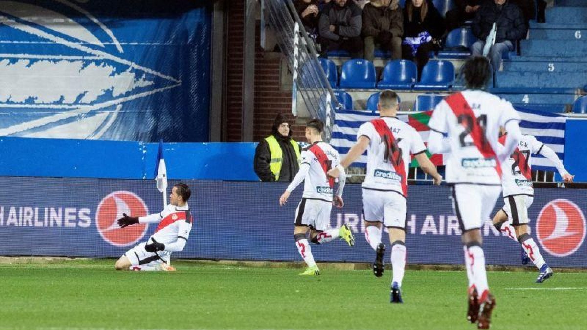 Los jugadores del Rayo celebran el gol conseguido en Mendizorroza.