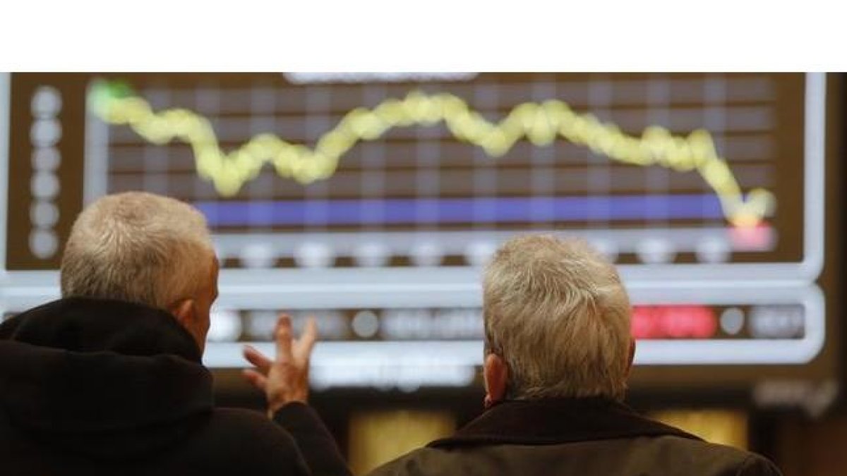 Aspecto de la Bolsa de Madrid, con el IBEX cayendo, en una imagen de diciembre del 2014.