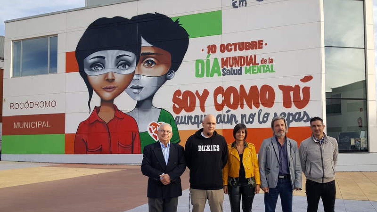 Directivos de Alfaem, el autor del mural y los concejales de Bienestar Social y Deportes. DL