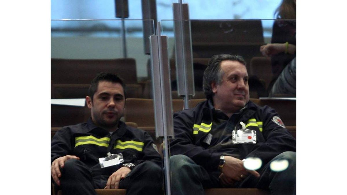 Dos bomberos de León, ayer, en el pleno de las Cortes.