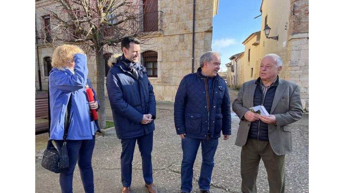 Gonzalo Santonja (dcha.), ayer, durante su visita a Urueña, la villa del libro. DL