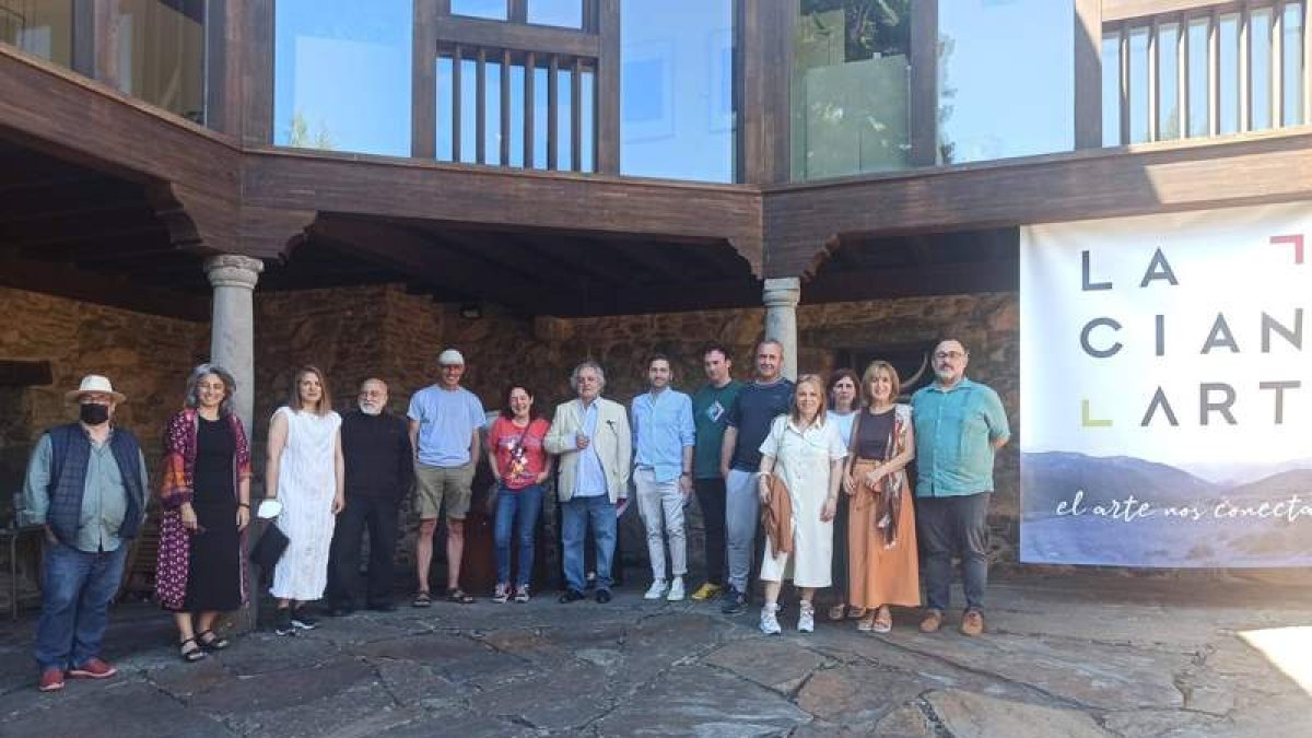 Foto de los artistas y de la organización del acto. ARAUJO