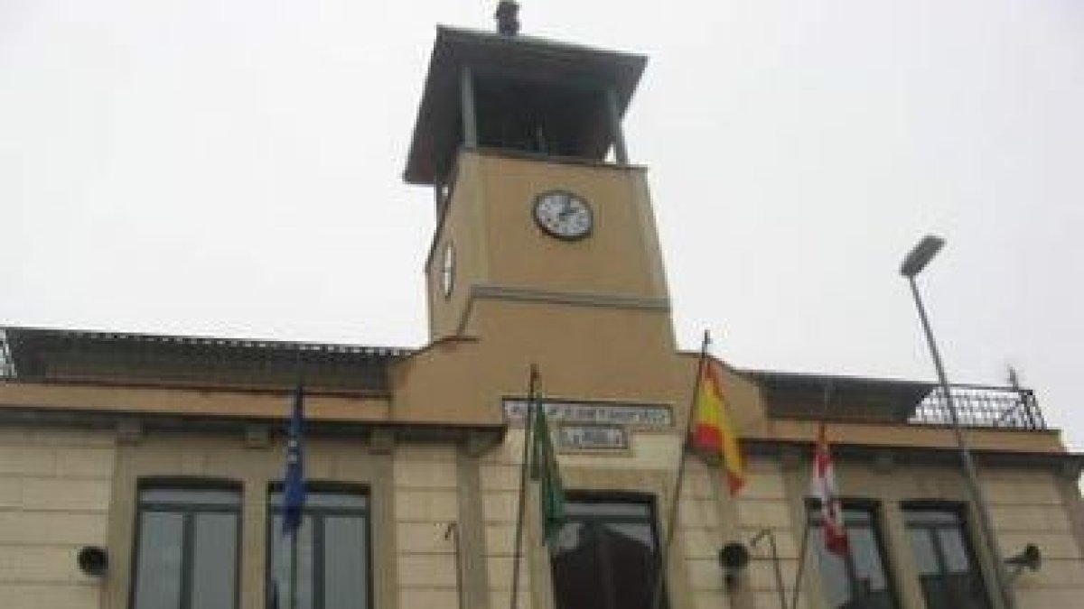 El reloj del ayuntamiento de La Robla preparado para el fin de año