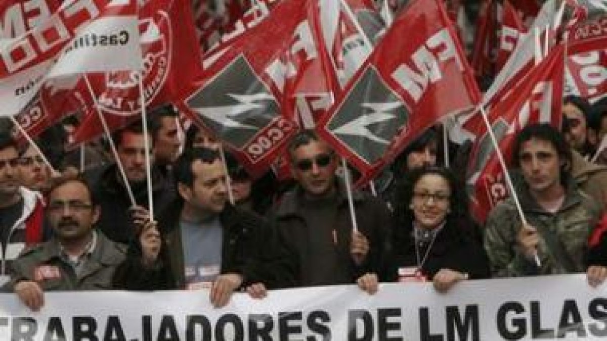 Cabecera de la manifestación contra el ajuste en LM que recorrió Ponferrada el pasado día 18 de abri