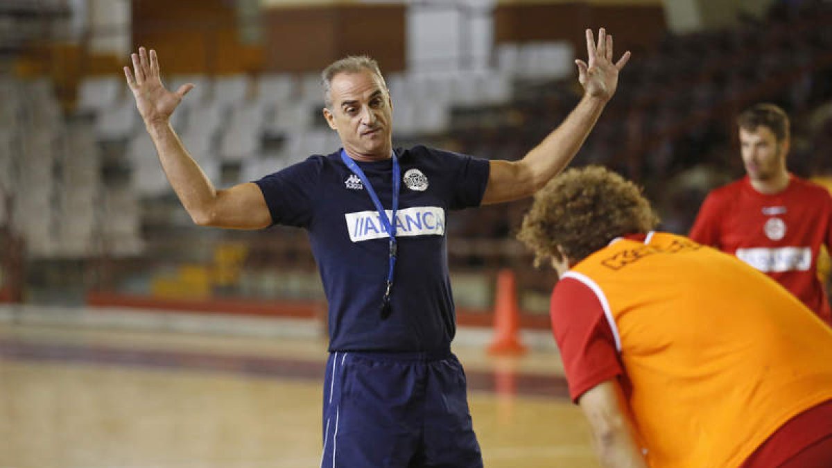 Rafa Guijosa dirige el entrenamiento del Abanca Ademar en el Palacio. FERNANDO OTERO PERANDONES