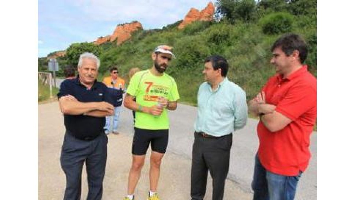 Rodríguez, Basurco, Ramón y Blanco, antes de que el atleta tomara la salida.