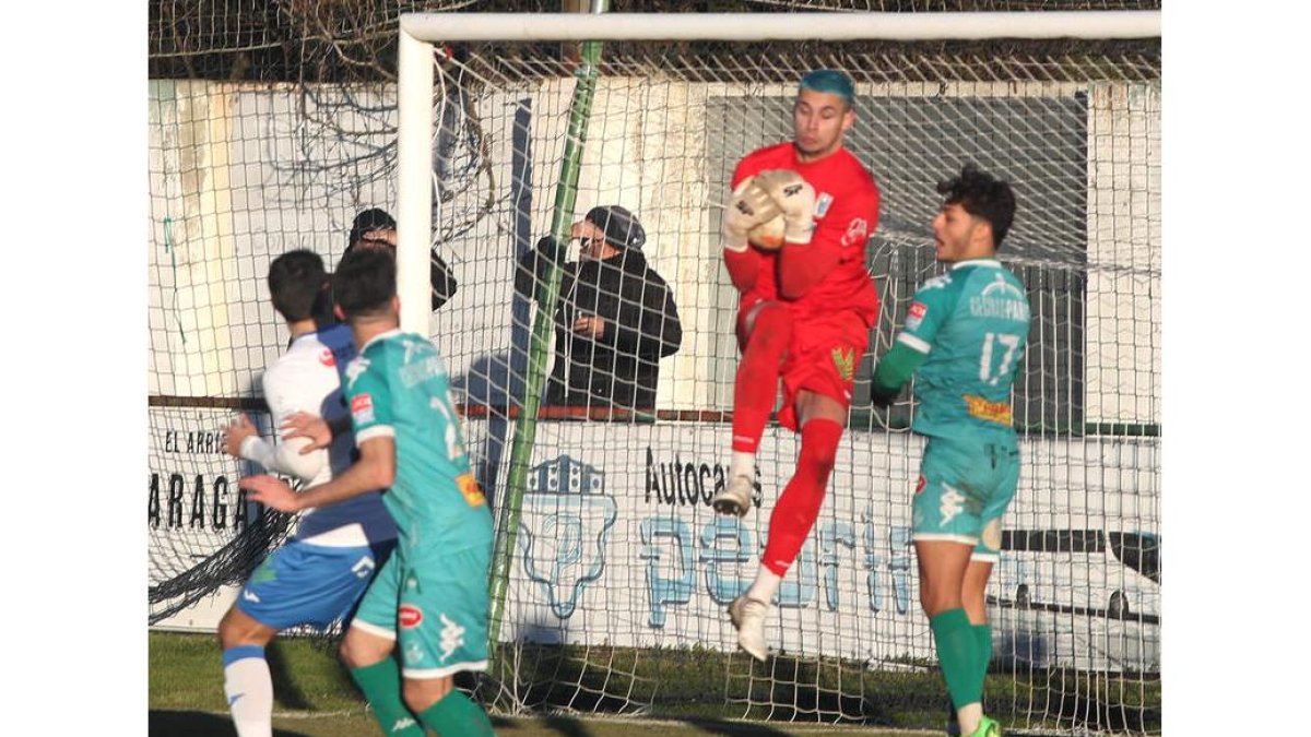 El Atlético Astorga cosechó una importante victoria ante el Almazán en La Eragudina. J. NOTARIO