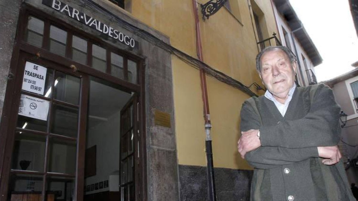 Frutos, ayer, delante de la puerta de entrada al bar Valdesogo.
