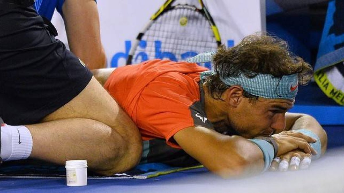 Un fisioterapeuta atiende a Nadal de la espalda durante la final de Melbourne.