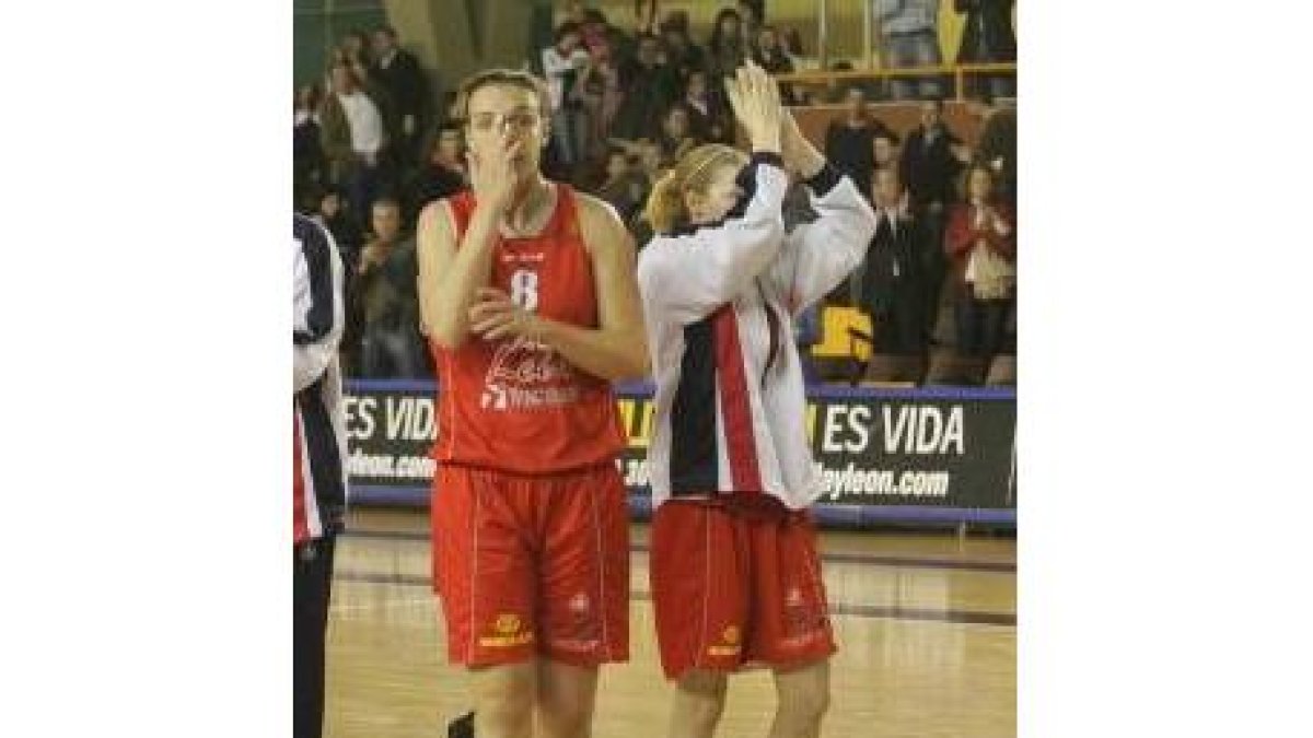 Luci Pascua y Anna Gómez, tras concluir el partido disputado ayer en el Palacio de Deportes