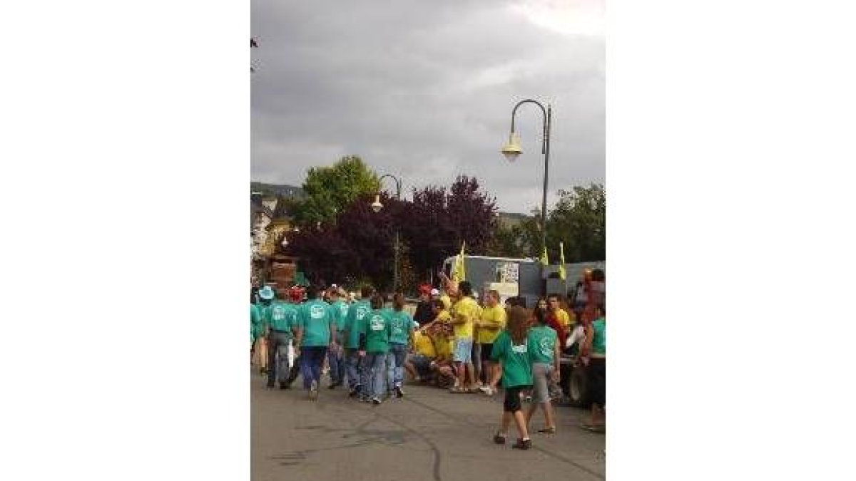 La peñas llenaron las calles de un gran ambiente festivo