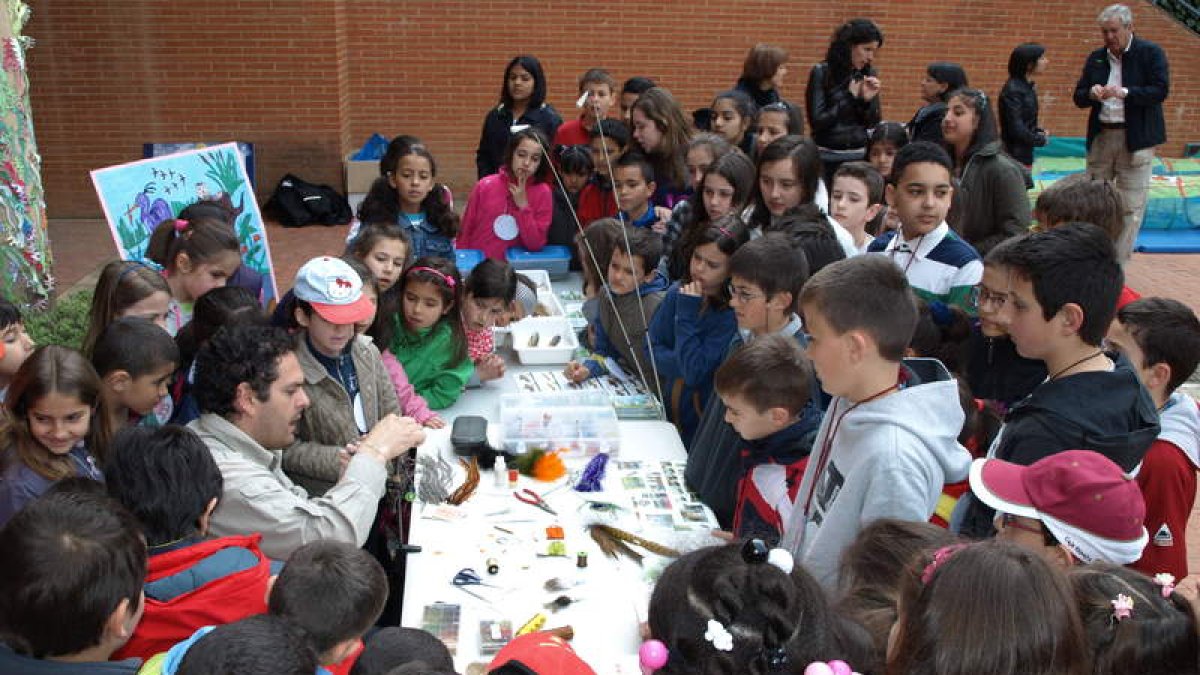 Los escolares aprendieron a hacer anzuelos.
