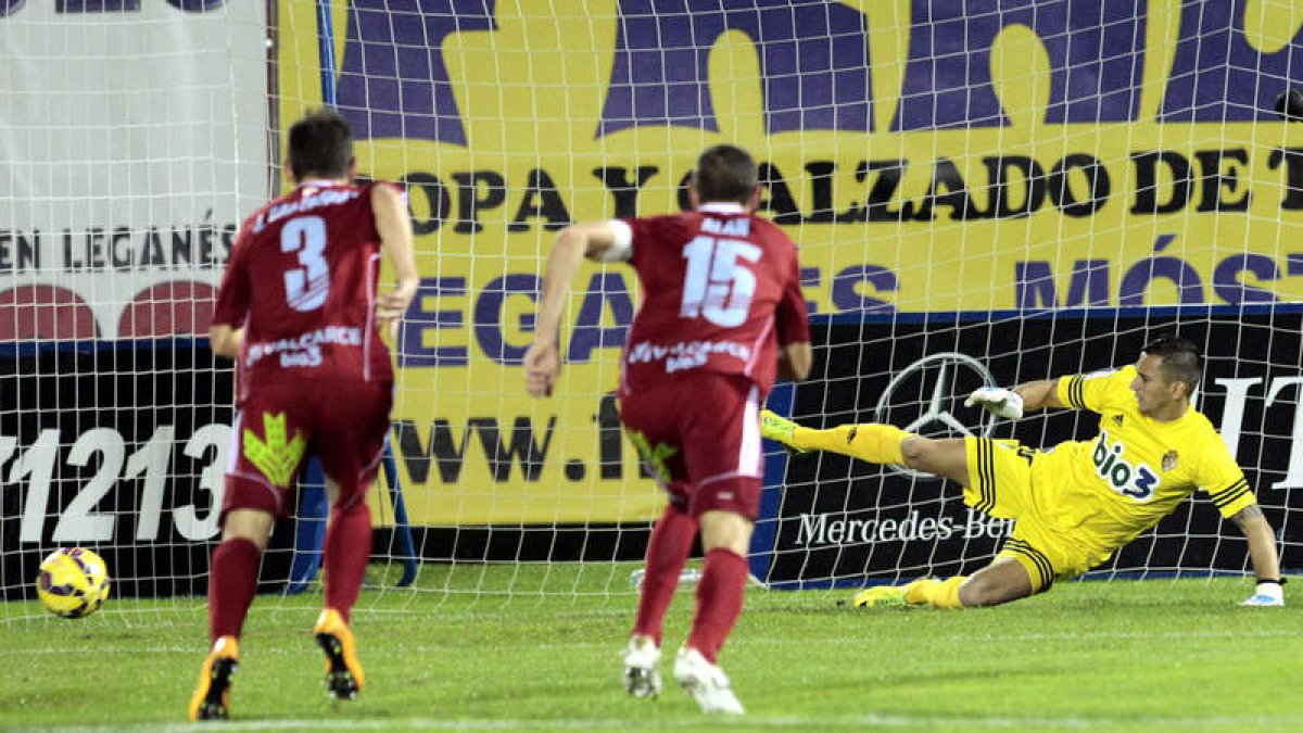 Castañeda, Alan Baró y Dinu ven cómo entra el balón en el penalti lanzado por Álvaro García, que suponía el empate definitivo en Butarque.