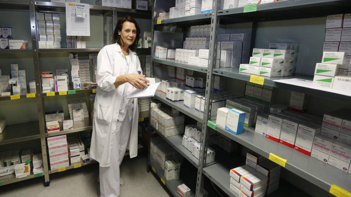 La farmacia para el paciente externo del hospital recibe cada día a un centenar de enfermos que recogen sus medicamentos. MARCIANO PÉREZ