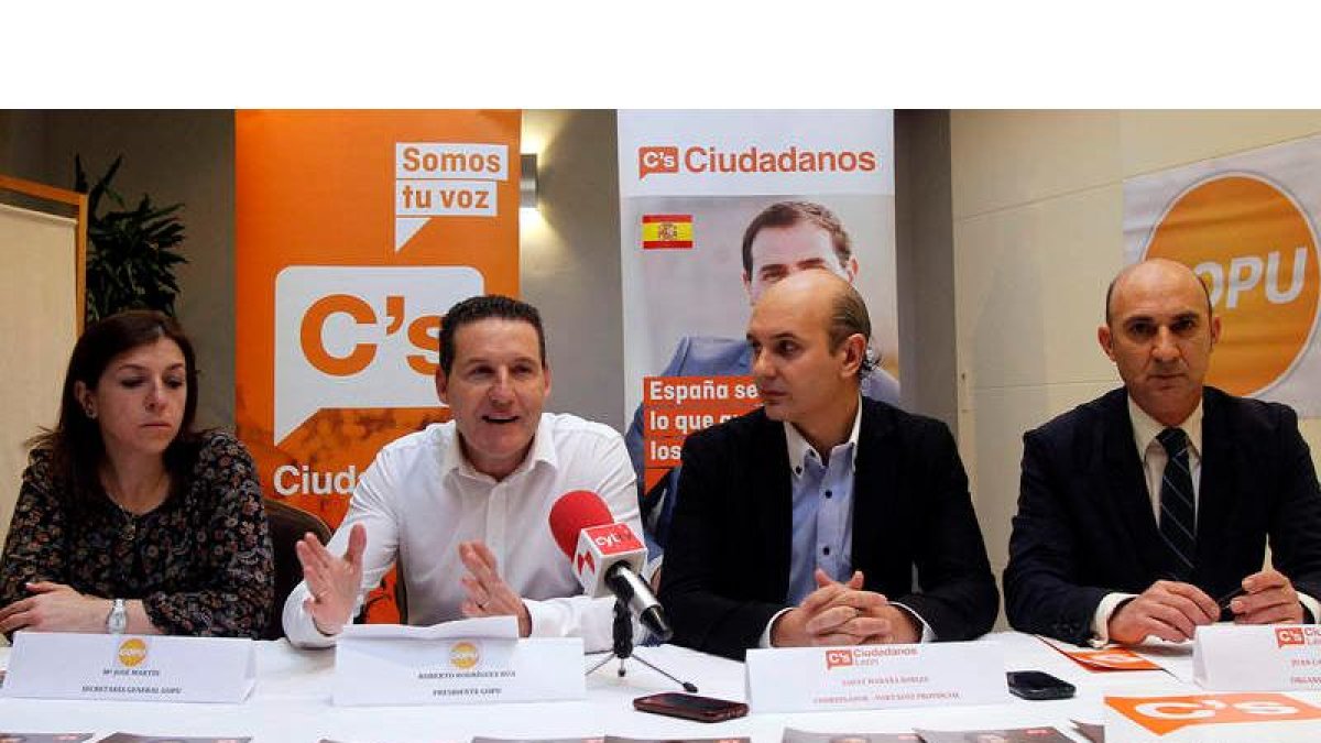 Dirigentes de Ciudadanos y el Gobierno del Pueblo, en Valverde.