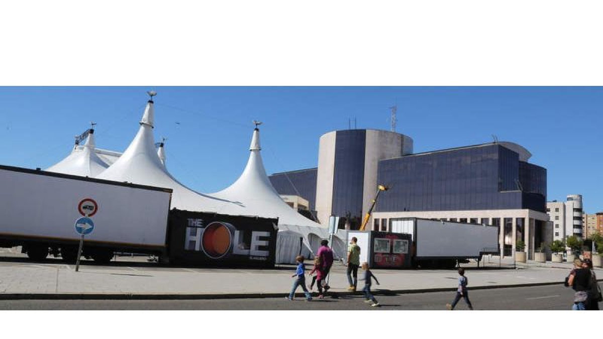 La carpa del espectáculo ‘The Hole’ plantada en la explanada de la Delegación Territorial de la Junta.