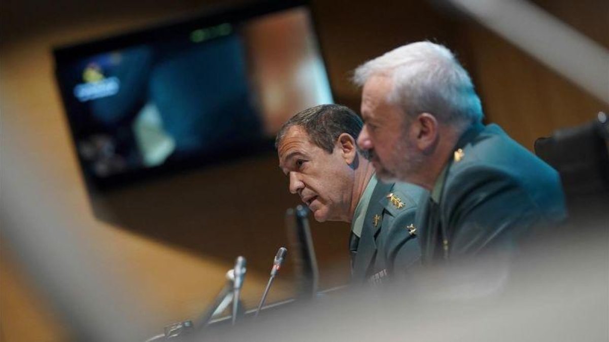 El coronel Ezequiel Romero junto al teniente coronel Jesús García durante la rueda de prensa para informar del caso de Lura Luelmo.