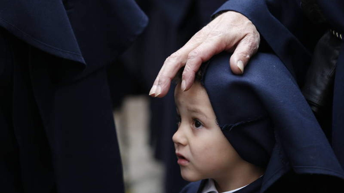 Imagen de la procesión de la sacramental y penitencial Cofradía de Nuestro Padre Jesús Sacramentado y María Santísima de la Piedad Amparo de los Leoneses. JESÚS F. SALVADORES