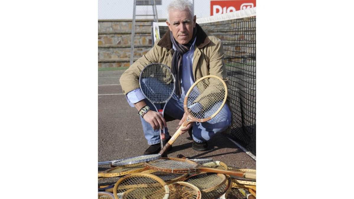 Luis Prieto tiene una colección de cerca de 200 raquetas; muchas pertenecieron a famosos jugadores de la historia del tenis.