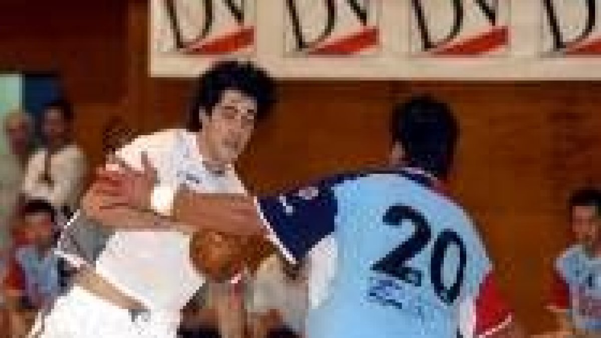 Raúl Entrerríos pretende irse de un jugador del Teka Cantabria