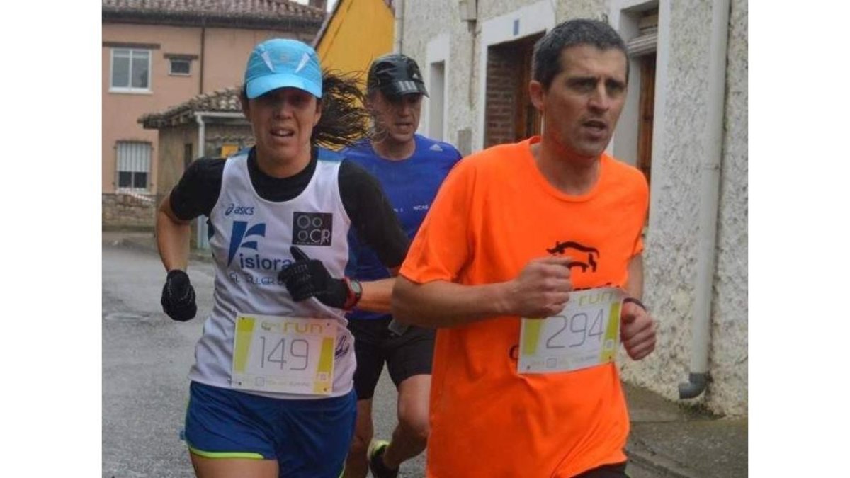 Alberto, Fermín, Ernesto, Gamallo y Vázquez en el grupo de cabeza. Mónica Aller, a la derecha.