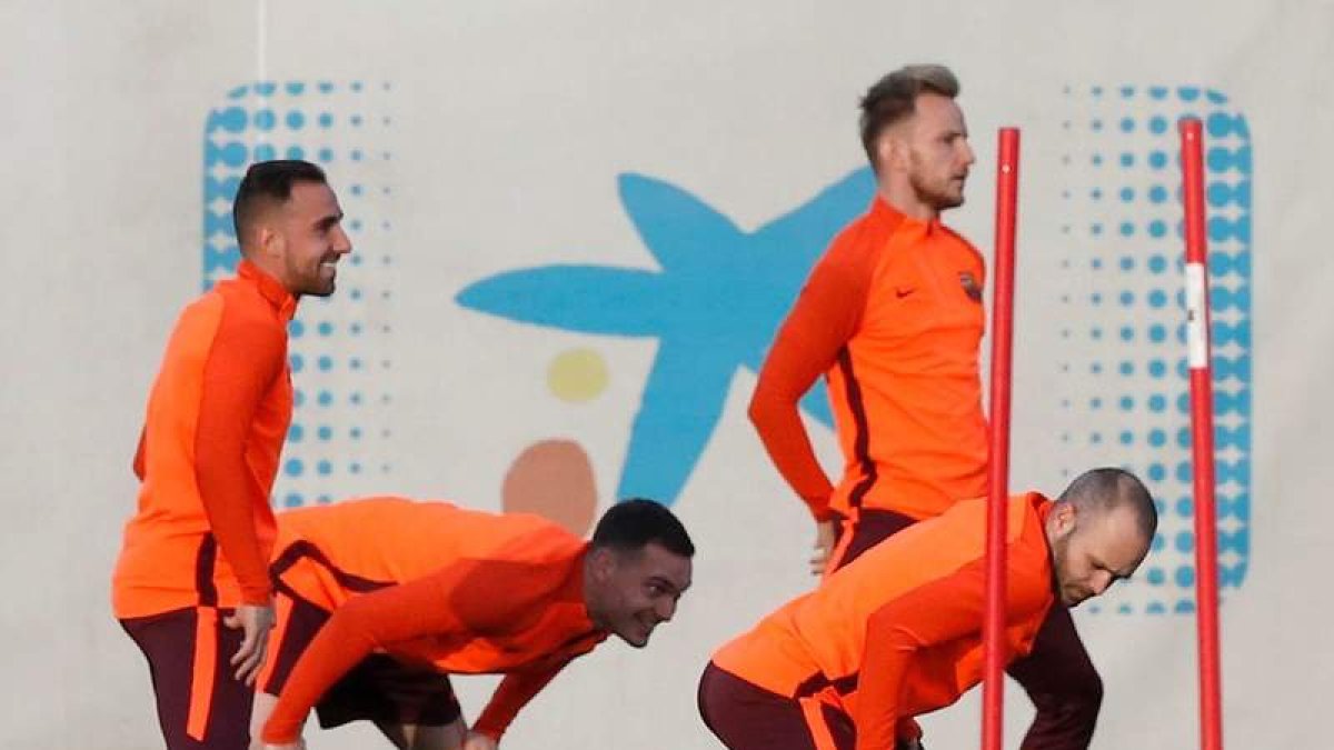 Andrés Iniesta se ejercitó con normalidad junto a Rakitic, Vermaelen y Alcácer.